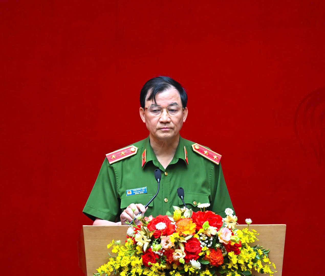 Trung tướng Trần Minh Tiến, Chánh Văn phòng Cơ quan Cảnh sát điều tra Bộ Công an báo cáo kết quả triển khai các mặt công tác của Cơ quan Cảnh sát điều tra các cấp Quý I/2026