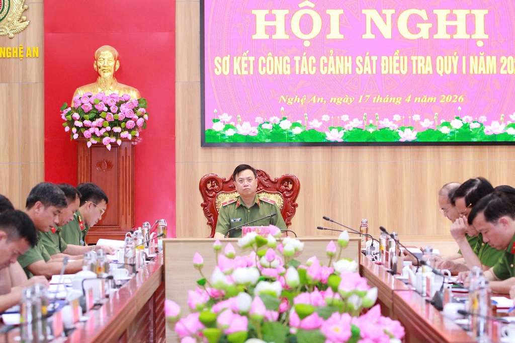 Đồng chí Thiếu tướng Đinh Việt Dũng, Ủy viên Ban Thường vụ Tỉnh ủy, Bí thư Đảng ủy, Giám đốc Công an tỉnh chủ trì Hội nghị tại điểm cầu Công an tỉnh Nghệ An