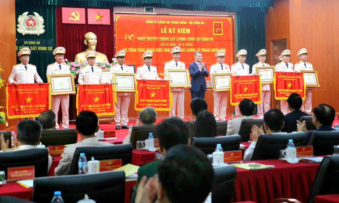 Phòng Cảnh sát hình sự (thứ hai từ trái sang) vinh dự nhận danh hiệu Anh hùng Lực lượng vũ trang nhân dân do Đảng và Nhà nước trao tặng