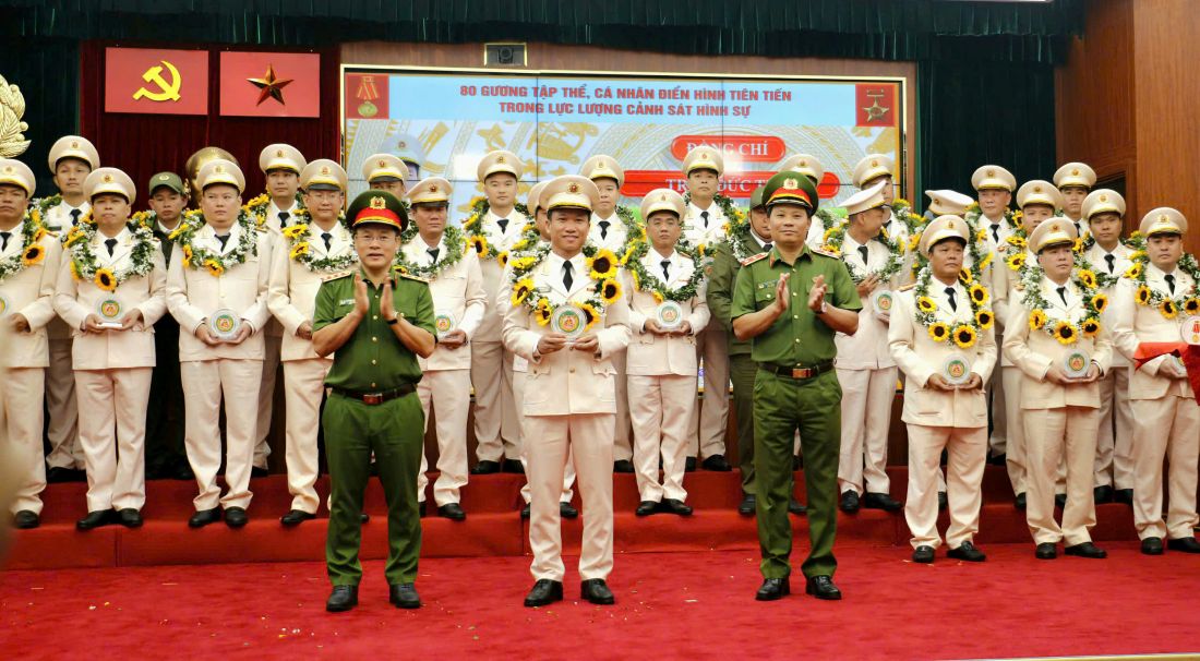 Đồng chí Thượng tá Trần Đức Thân, Trưởng phòng Phòng Cảnh sát hình sự được vinh danh cá nhân điển hình tiên tiến trong lực lượng Cảnh sát hình sự