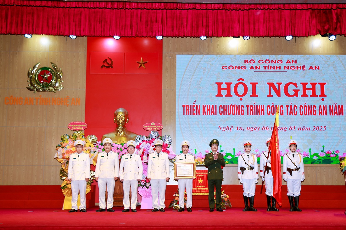 Đồng chí Trung tướng Phạm Thế Tùng, Ủy viên Ban Thường vụ Đảng ủy Công an Trung ương, Thứ trưởng Bộ Công an  trao Huân chương Chiến công hạng Nhất cho tập thể Phòng Cảnh sát hình sự (tháng 01/2025)