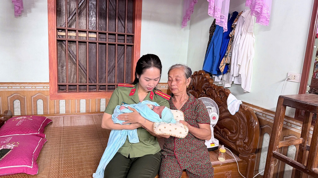 Cán bộ Công an xã chăm sóc và đưa cháu bé đi kiểm tra sức khỏe