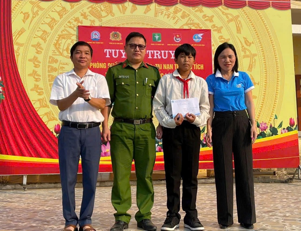 Tặng quà học sinh có hoàn cảnh khó khăn