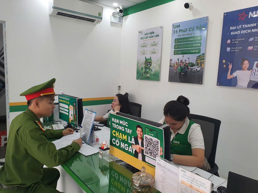 Công an xã tuyên truyền, phổ biến đến cơ sở kinh doanh