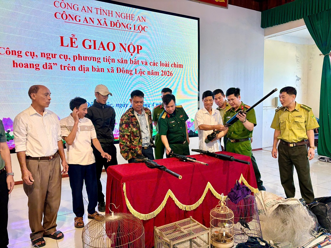 Lực lượng chức năng tiếp nhận công cụ, ngư cụ, phương tiện do người dân giao nộp