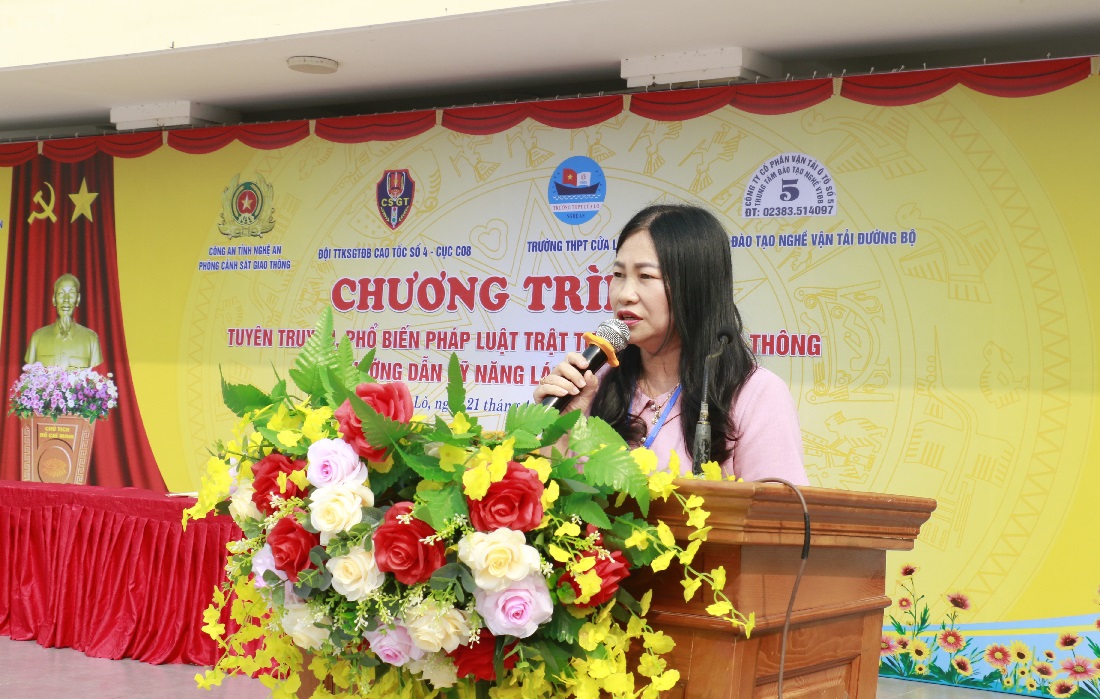 Cô giáo Hoàng Thị Kim Liên, Hiệu trưởng Trường THPT Cửa Lò phát biểu