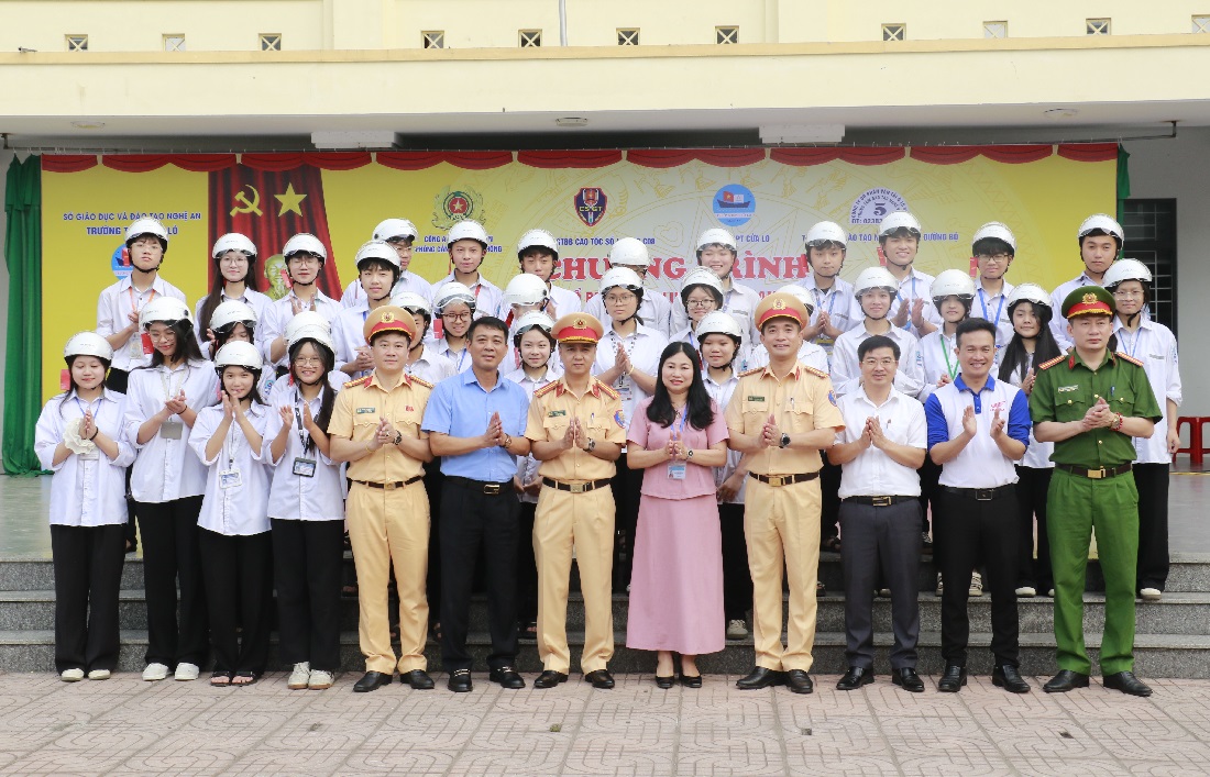 Đại biểu trao mũ bảo hiểm tặng học sinh	