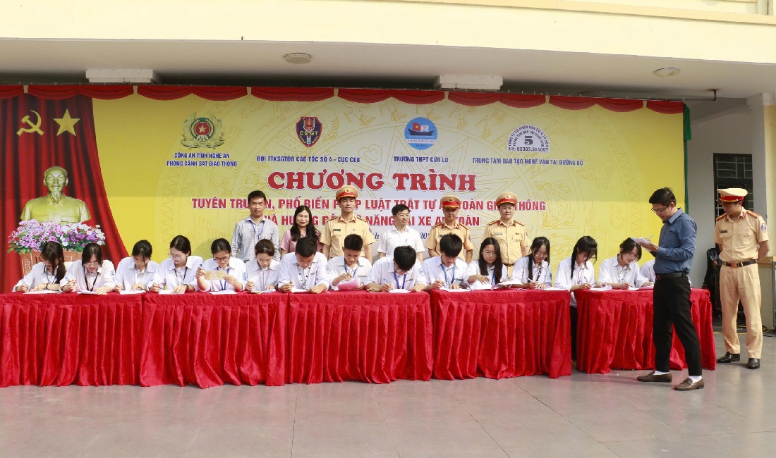 Học sinh tham gia thi tìm hiểu Luật bảo đảm trật tự an toàn giao thông và kỹ năng lái xe an toàn