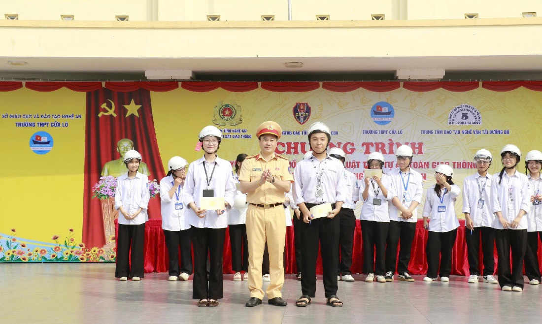 Trao giải đến học sinh