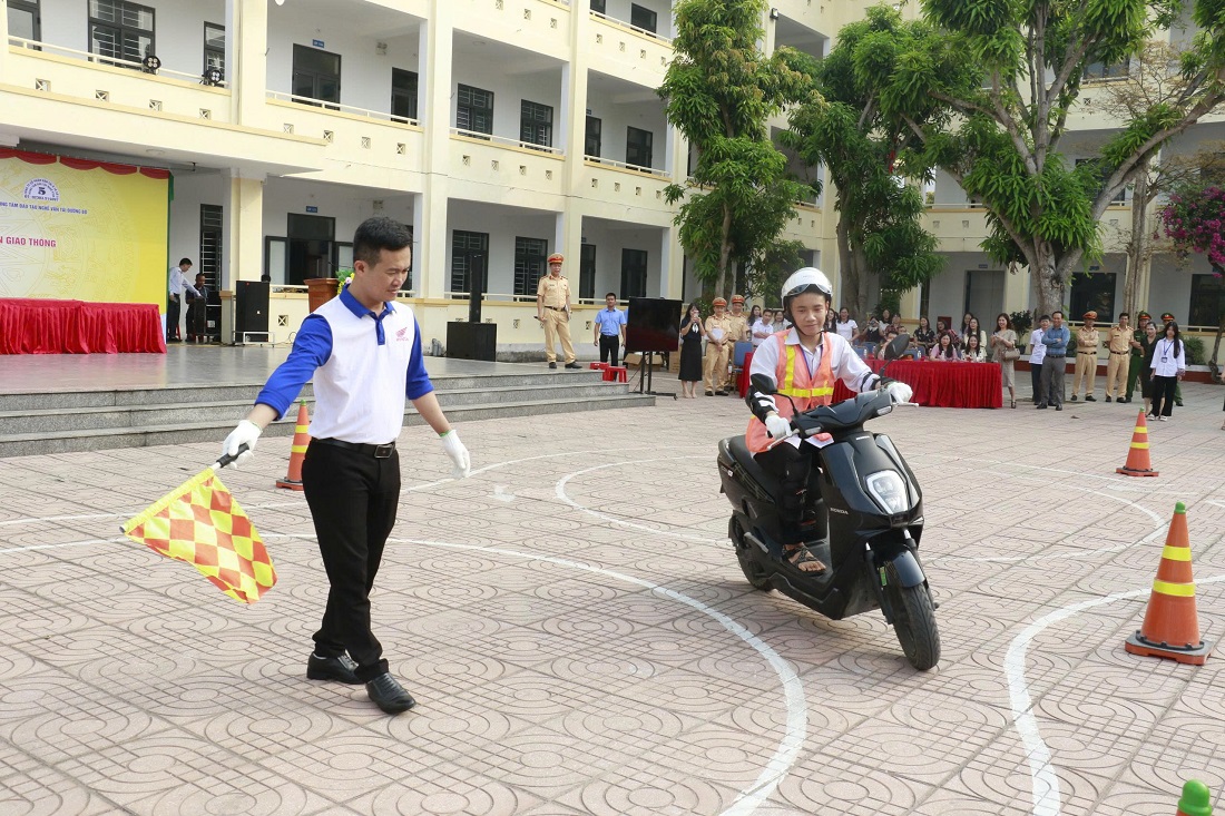 Hướng dẫn học sinh kỹ năng lái xe an toàn