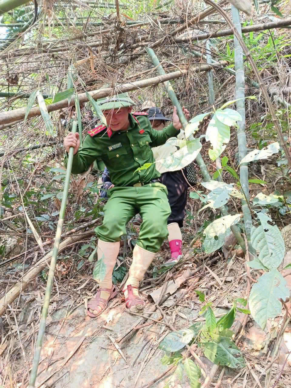 Công an xã Lượng Minh tham gia khảo sát mở tuyến đường liên bản và kiểm tra PCCC rừng