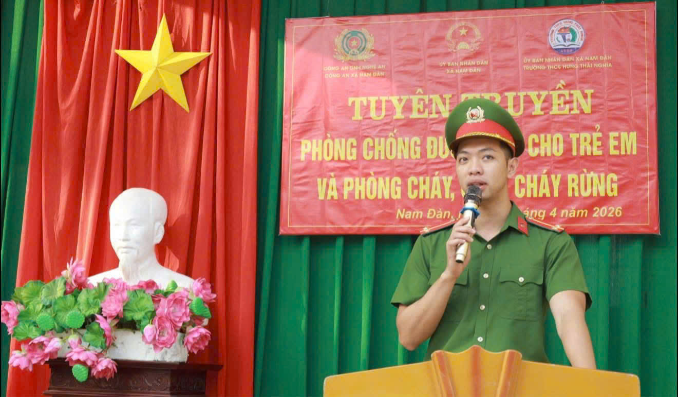 Công an xã Nam Đàn tuyên truyền phòng chống đuối nước, phòng cháy chữa cháy rừng cho học sinh