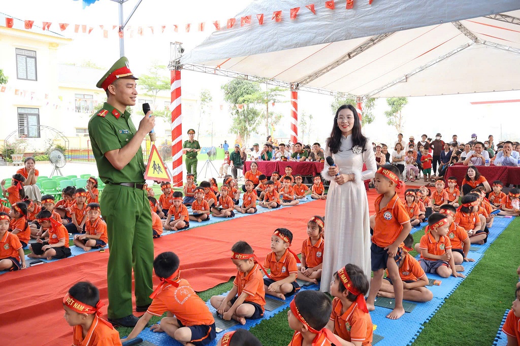  Công an xã phổ biến kiến thức pháp luật cho các em học sinh