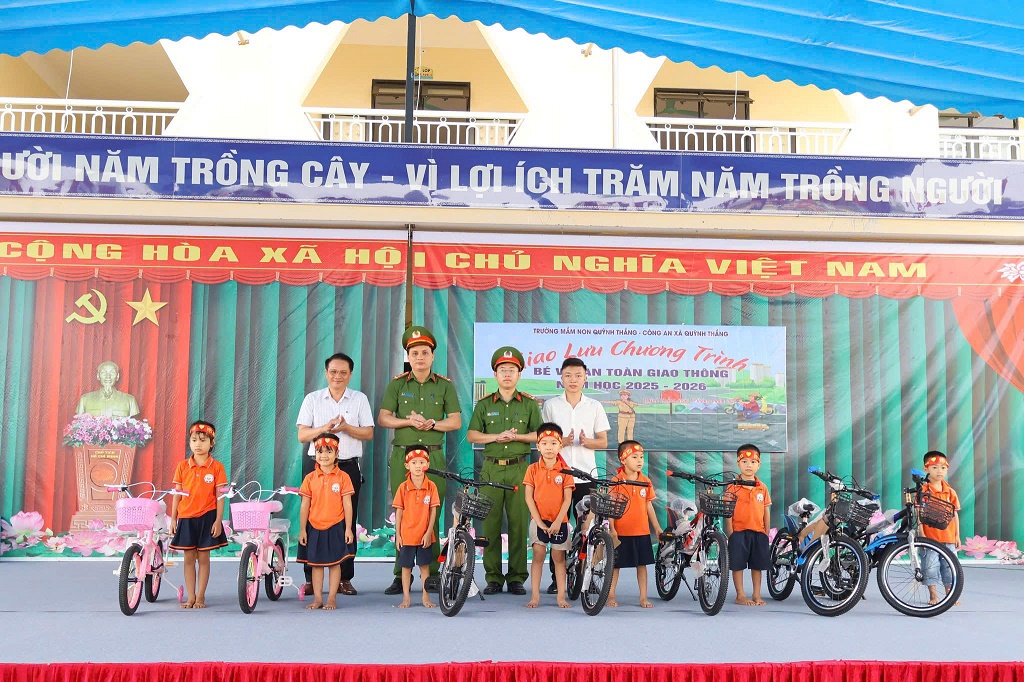 Tặng quà cho học sinh