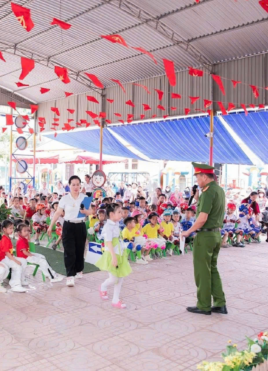 Công an phường Thái Hòa trang bị kiến thức cơ bản về Luật an toàn giao thông