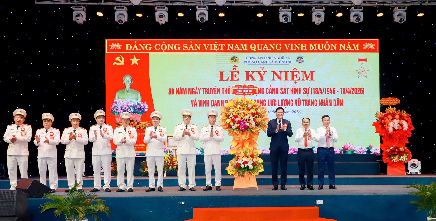 Các đồng chí Lãnh đạo Tỉnh ủy, HĐND,  UBND tỉnh tặng hoa chúc mừng lực lượng Cảnh sát hình sự Công an Nghệ An