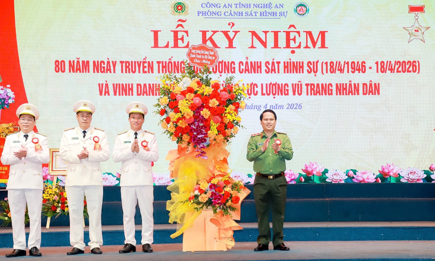 Đồng chí Trung tướng Bùi Quang Thanh, Ủy viên Đảng ủy Công an Trung ương, Chánh Thanh tra Bộ Công an tặng hoa chúc mừng lực lượng Cảnh sát hình sự Công an Nghệ An