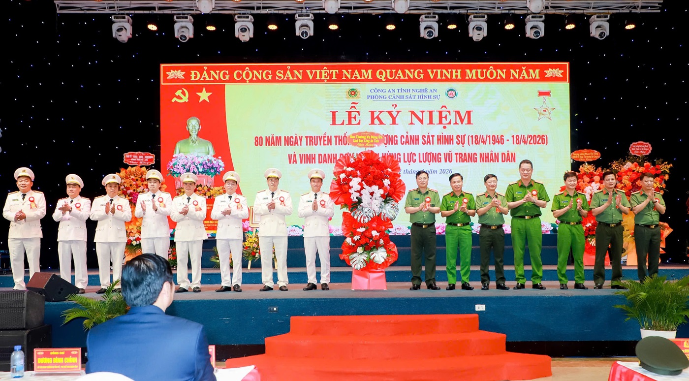 Các đồng chí trong Ban Thường vụ Đảng ủy, Lãnh đạo Công an tỉnh tặng hoa chúc mừng lực lượng Cảnh sát hình sự Công an Nghệ An