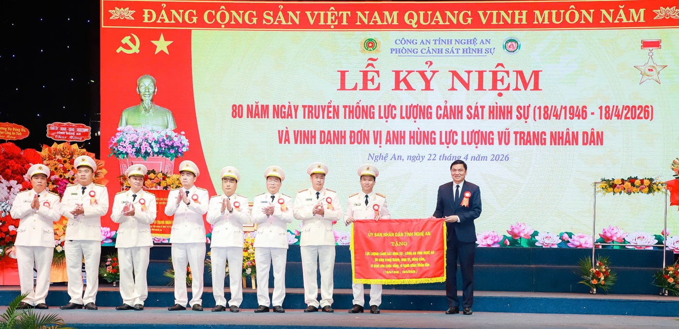 Đồng chí Hoàng Nghĩa Hiếu, Phó Bí thư Thường trực Tỉnh ủy, Chủ tịch HĐND tỉnh trao bức trướng của UBND tỉnh tặng lực lượng CSHS Công an Nghệ An