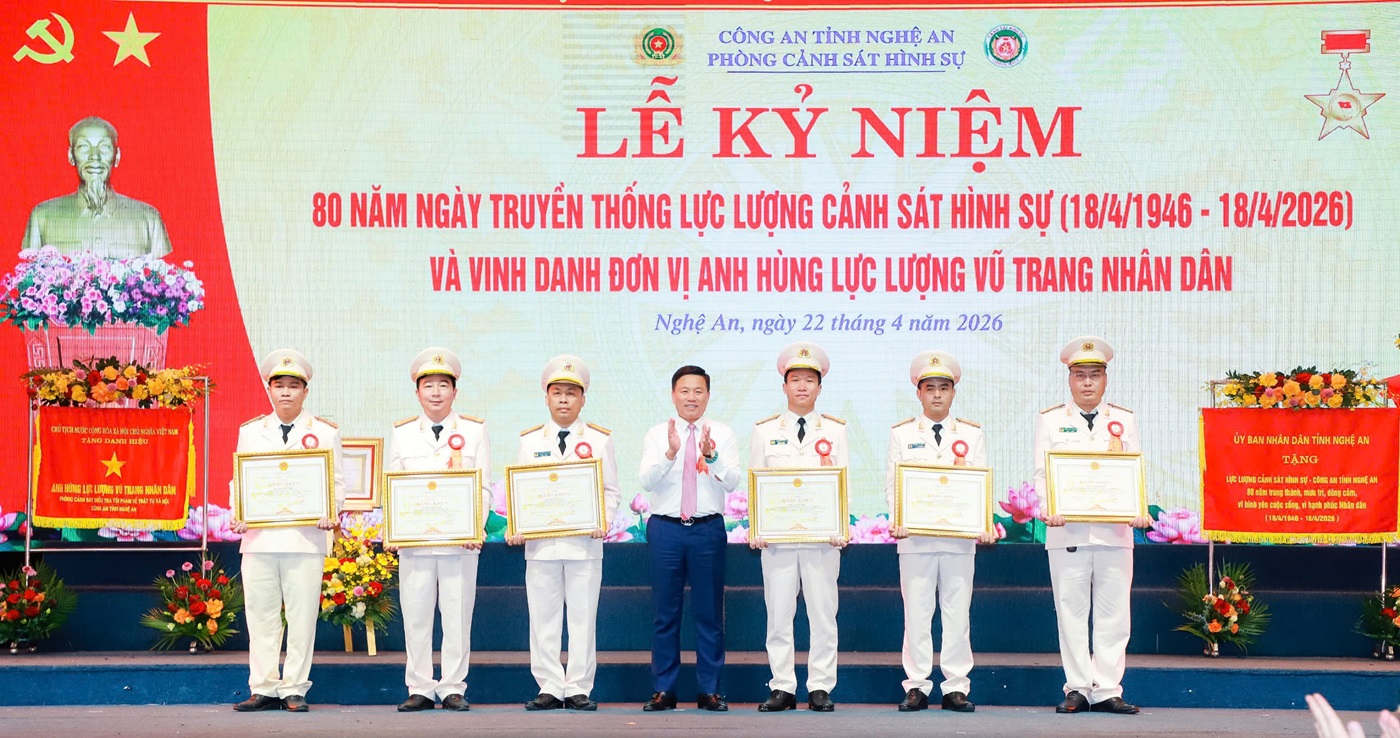 Đồng chí Hoàng Phú Hiền, Phó Chủ tịch UBND tỉnh trao Bằng khen của Chủ tịch UBND tỉnh tặng 06 cá nhân