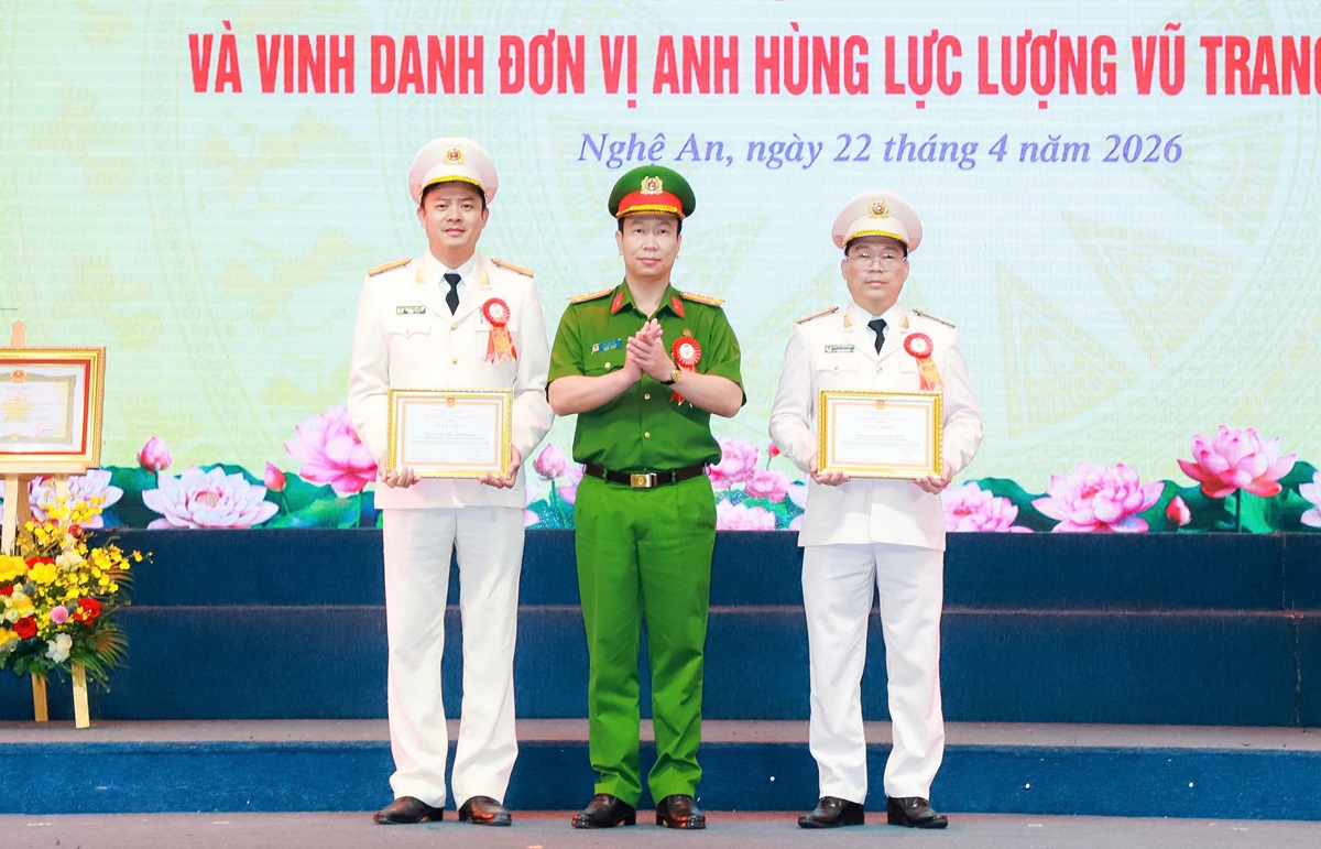 Đồng chí Đại tá Bùi Đức Tài - Phó Cục trưởng Cục CSHS trao Giấy khen của Cục trưởng Cục CSHS tặng 02 cá nhân