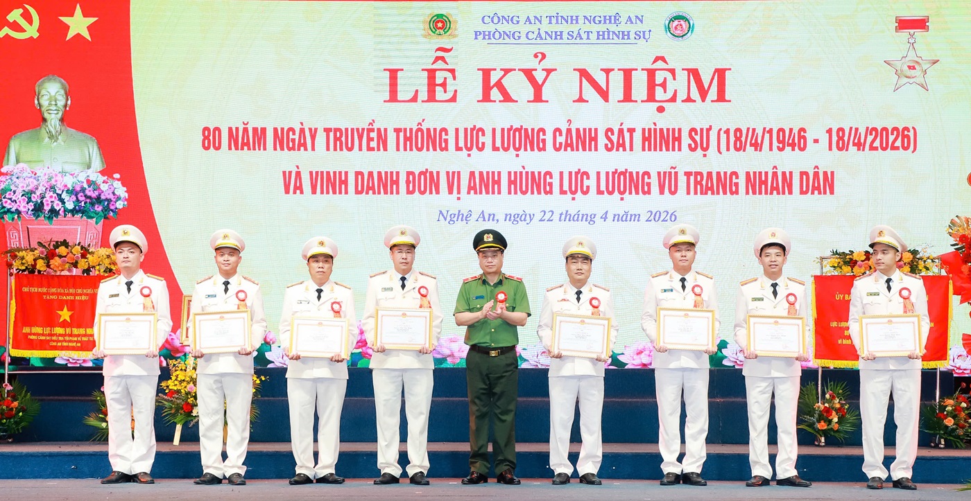 Đồng chí Thiếu tướng Đinh Việt Dũng - Ủy viên Ban Thường vụ Tỉnh ủy, Bí thư Đảng ủy, Giám đốc Công an tỉnh trao Giấy khen của Giám đốc Công an tỉnh tặng 08 cá nhân