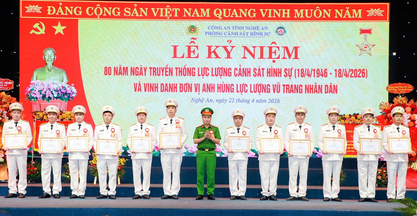 Đồng chí Đại tá Nguyễn Duy Thanh, Ủy viên Ban Thường vụ Đảng ủy, Phó Giám đốc, Thủ trưởng Cơ quan CSĐT Công an tỉnh trao Giấy khen của Giám đốc Công an tỉnh tặng 13 cá nhân