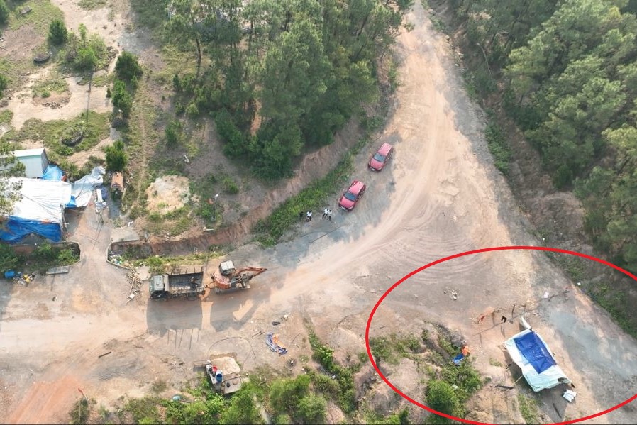 Các đối tượng dựng rào chắn, lán trại cản trở trên tuyến đường vào các dự án