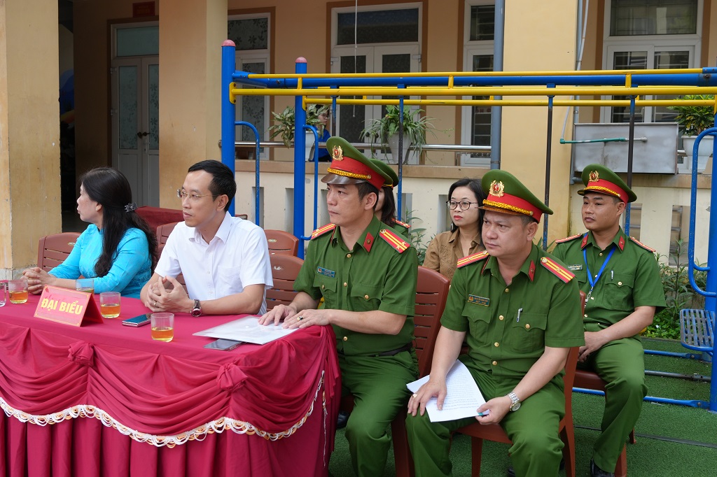 Đại biểu dự buổi lễ 