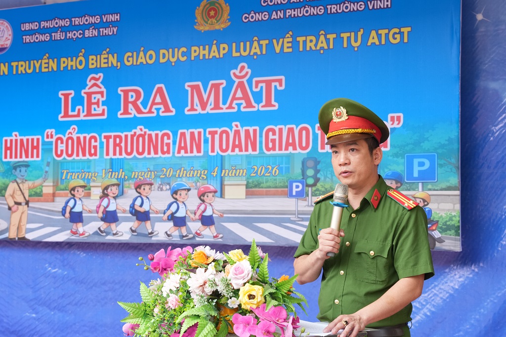 Đại diện Công an phường Trường Vinh thông qua quy chế phối hợp