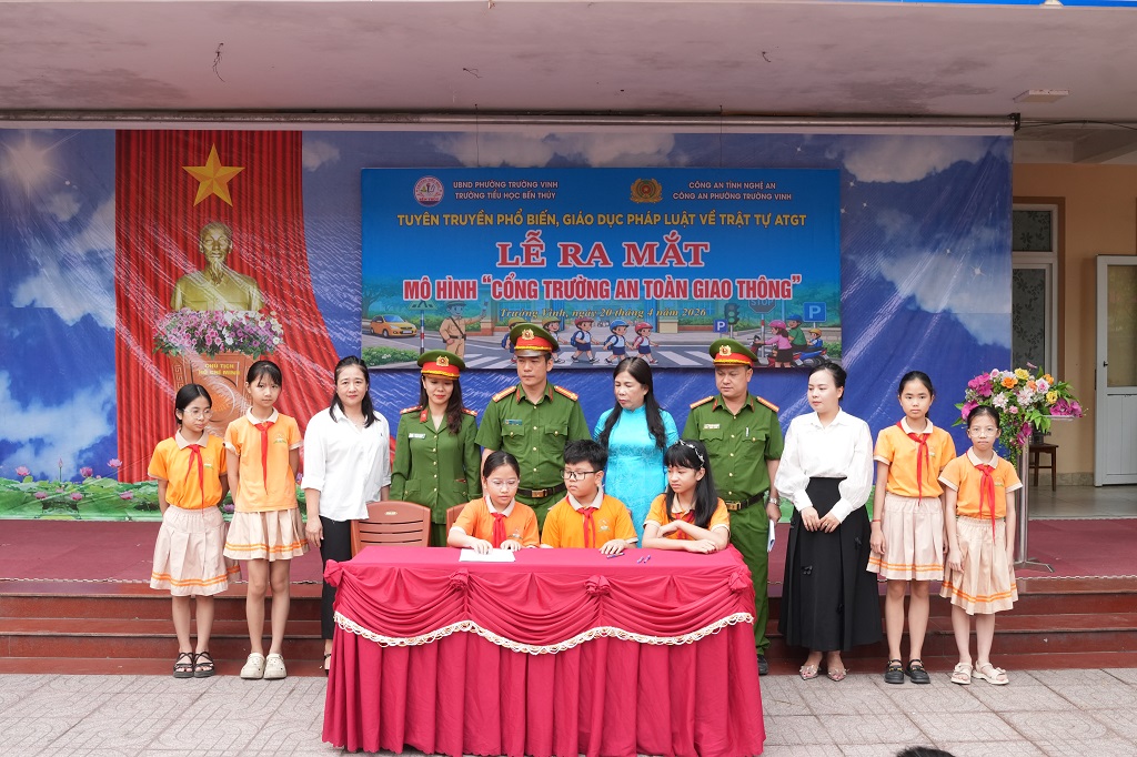 Đại diện các lớp ký cam kết chấp hành pháp luật