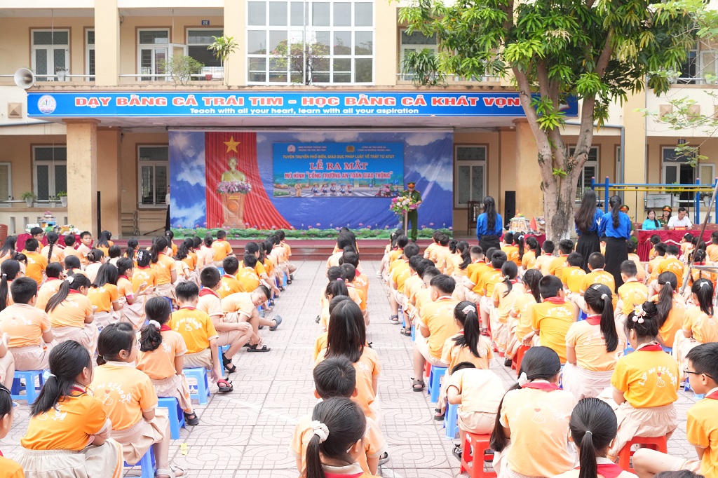  Công an phường Trường Vinh tuyên truyền, phổ biến kiến thức pháp luật cho học sinh