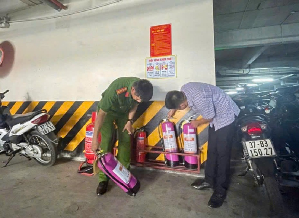 Cảnh sát PCCC và CNCH tăng cường kiểm tra, nhắc nhở ban quản trị, người dân sinh sống tại chung cư thực hiện quy định bảo đảm an toàn PCCC mùa nắng nóng