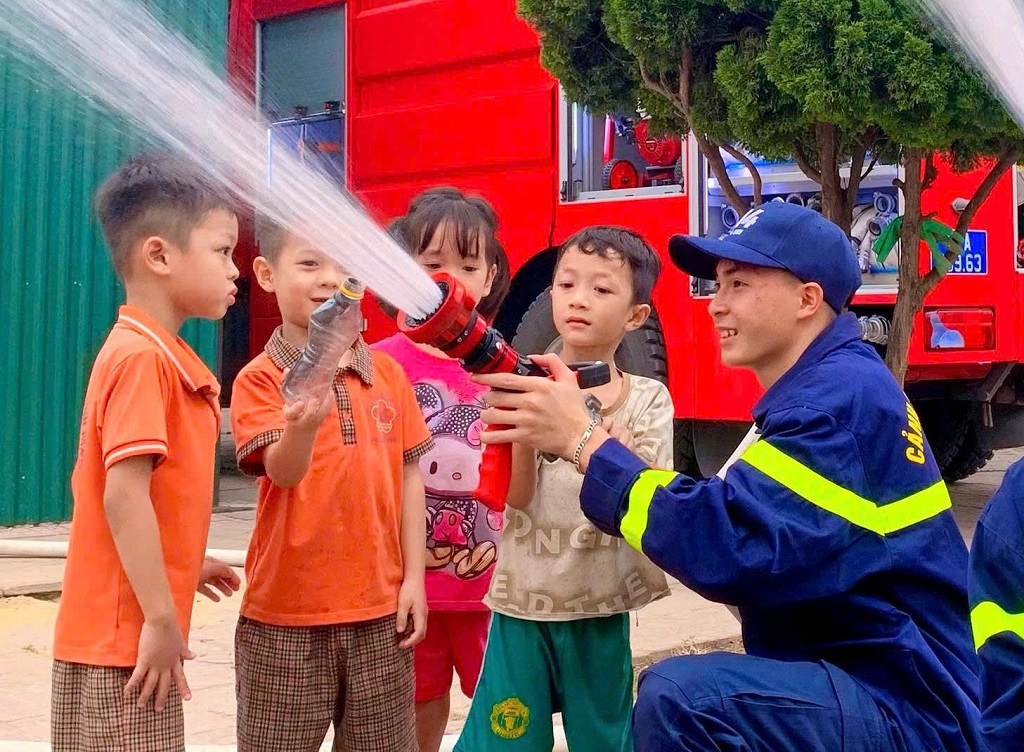Trẻ hào hứng tham gia trải nghiệm “Một ngày làm lính cứu hỏa”