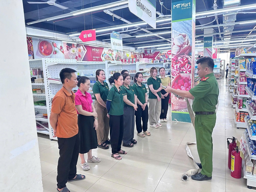 Cảnh sát PCCC hướng dẫn thao tác sử dụng hiệu quả phương tiện, thiết bị chữa cháy