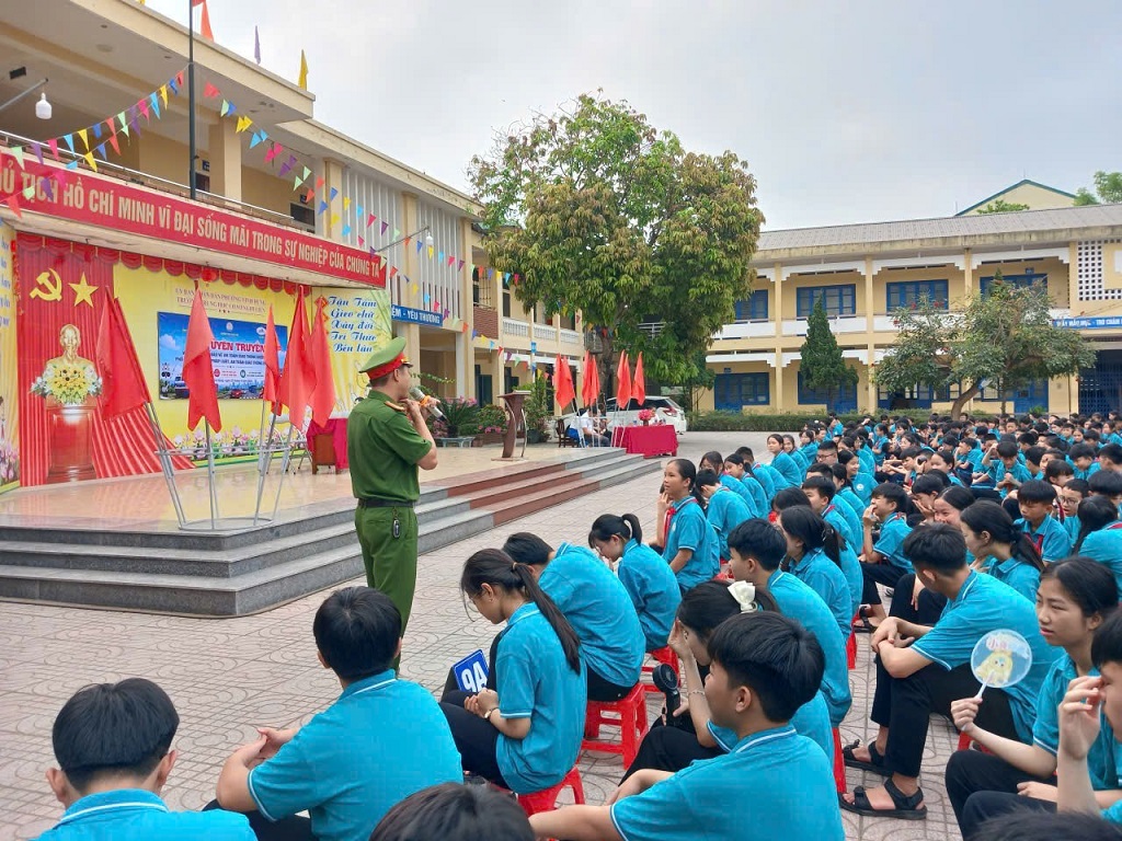 Công an phường Vinh Hưng tuyên truyền bằng hình thức đa dạng, phong phú, giúp học sinh dễ hiểu, dễ nhớ 
