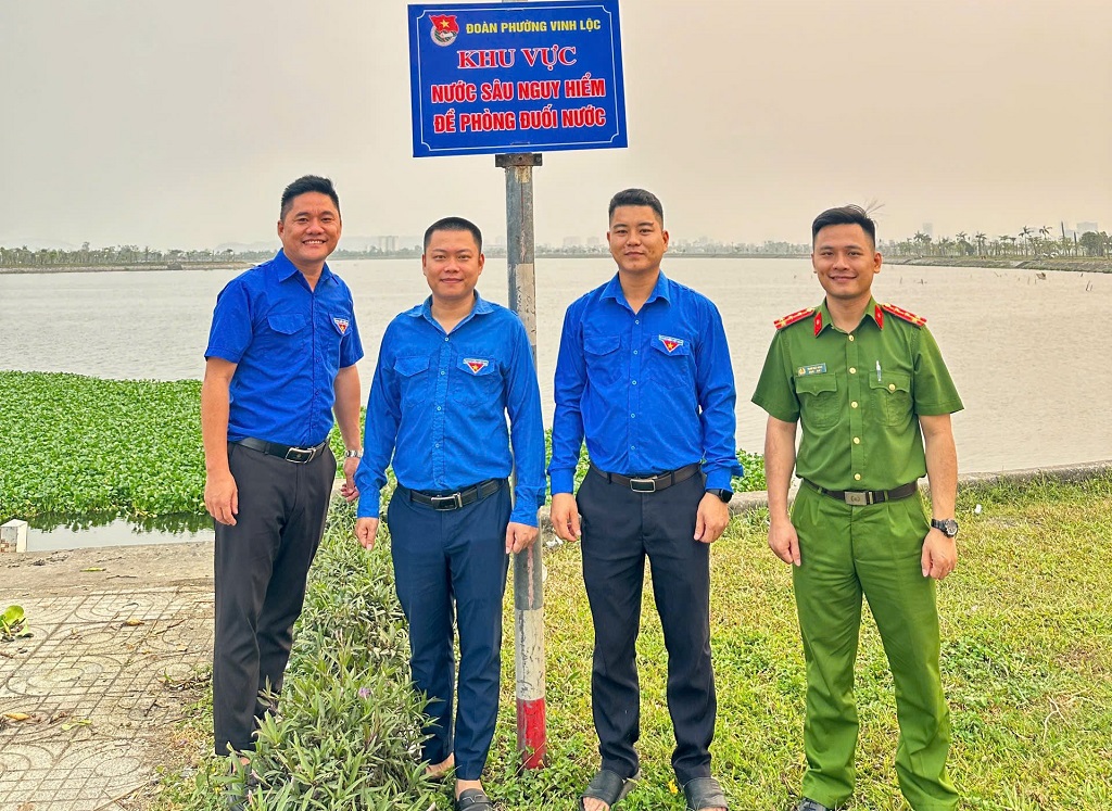 Chi đoàn Công an phường Vinh Lộc và Đoàn Thanh niên phường cắm biển cảnh báo tại hồ điều hòa