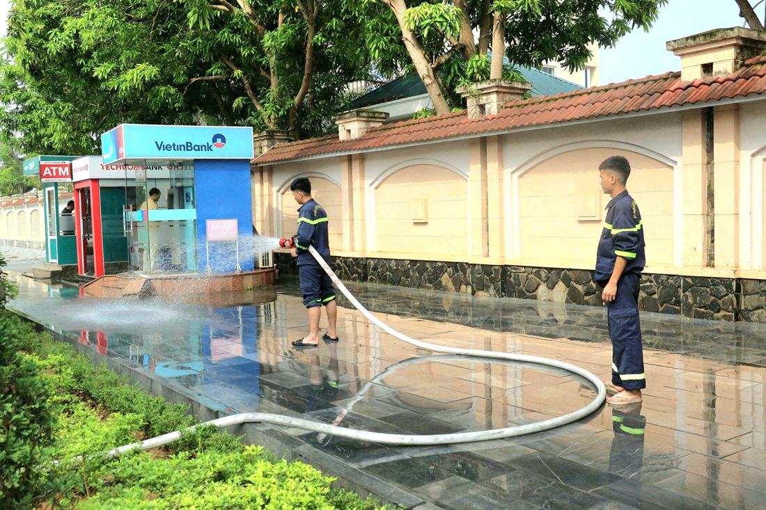 Các lực lượng ra quân tổng dọn vệ sinh môi trường xung quanh trụ sở Công an tỉnh