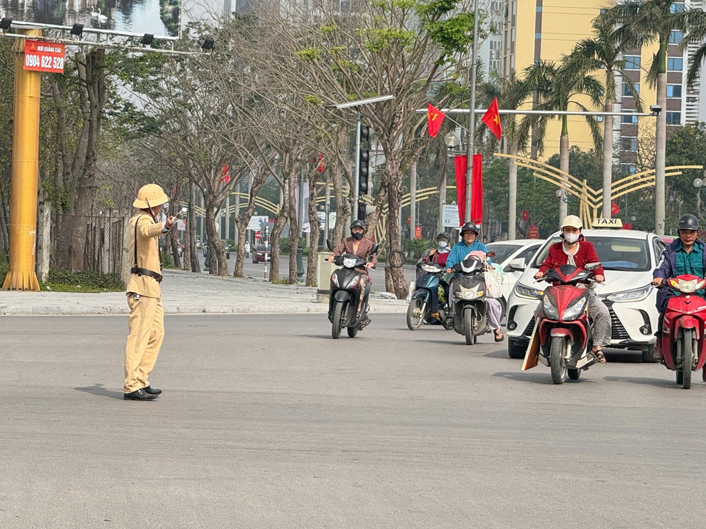 Lực lượng CSGT phân luồng bảo đảm TTATGT