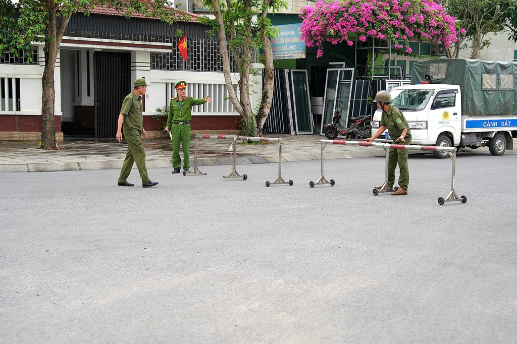 Các lực lượng Công an phường, an ninh trật tự tại cơ sở lập rào chắn, chốt chặn cấm đường phục vụ chương trình Khai mạc
