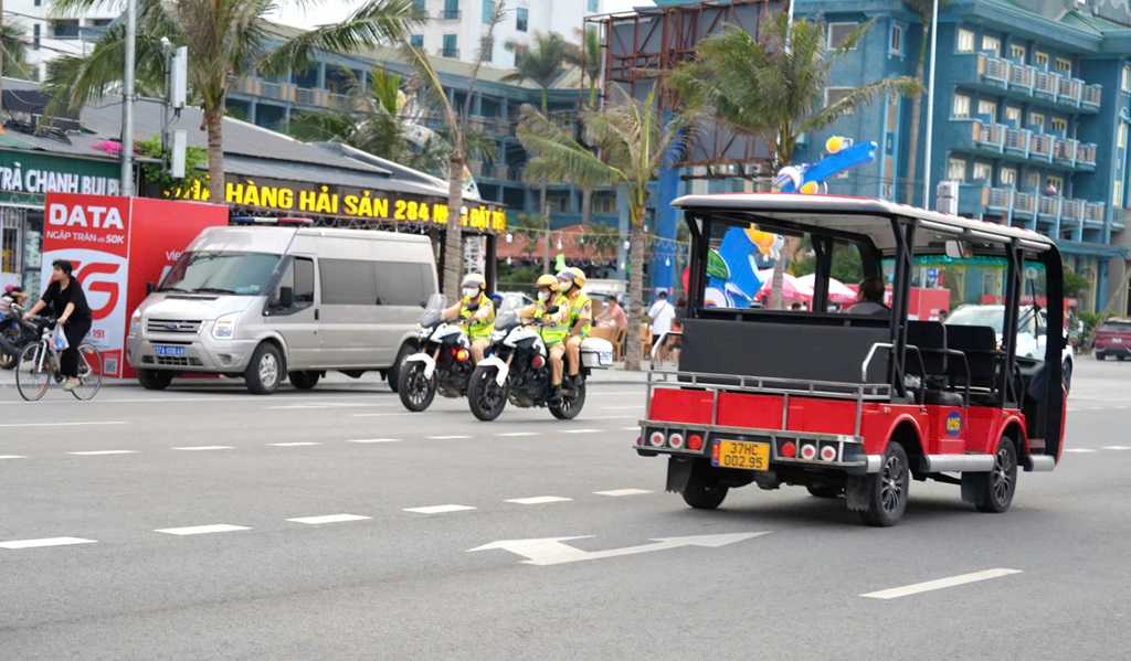 Lực lượng Cảnh sát giao thông thực hiện nhiệm vụ
