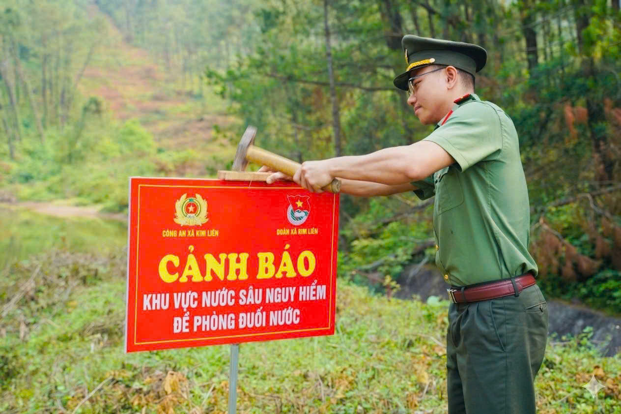 Công an xã Kim Liên cắm biển cảnh báo phòng chống tai nạn đuối nước