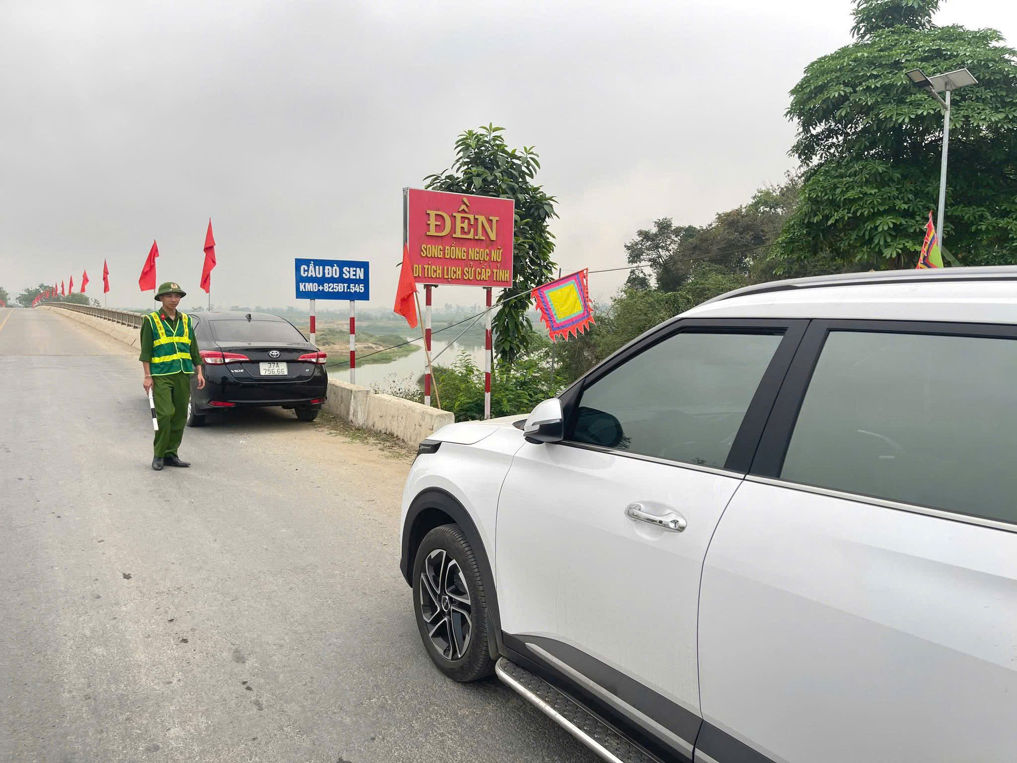 Công an xã Nghĩa Đồng bảo đảm trật tự ATGT tại đền Song Đồng Ngọc Nữ