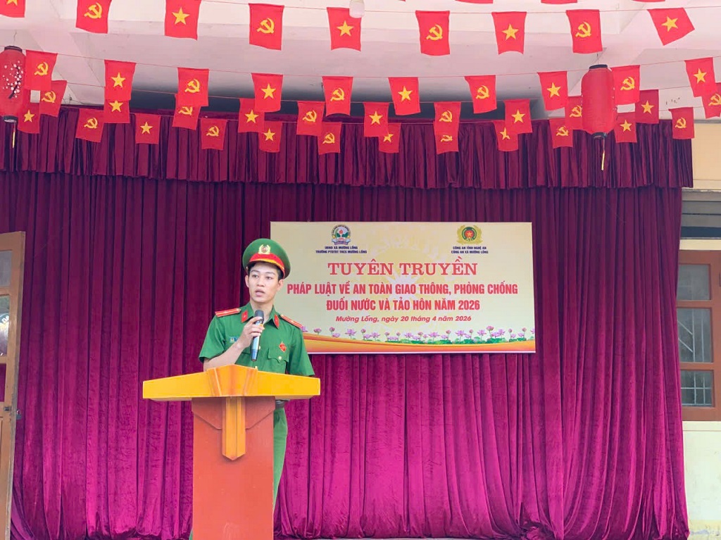 Công an xã tuyên truyền bằng hình thức trực quan, giúp học sinh dễ hiểu, dễ nhớ 