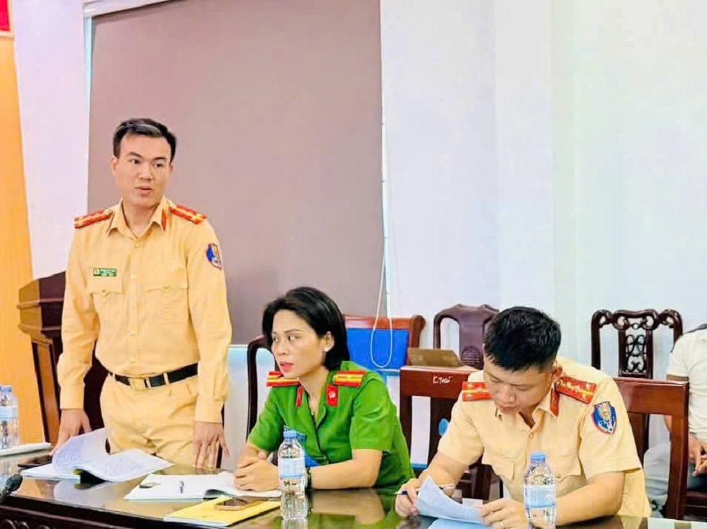 Đại diện Đội CSGT số 5 giải đáp thắc mắc 