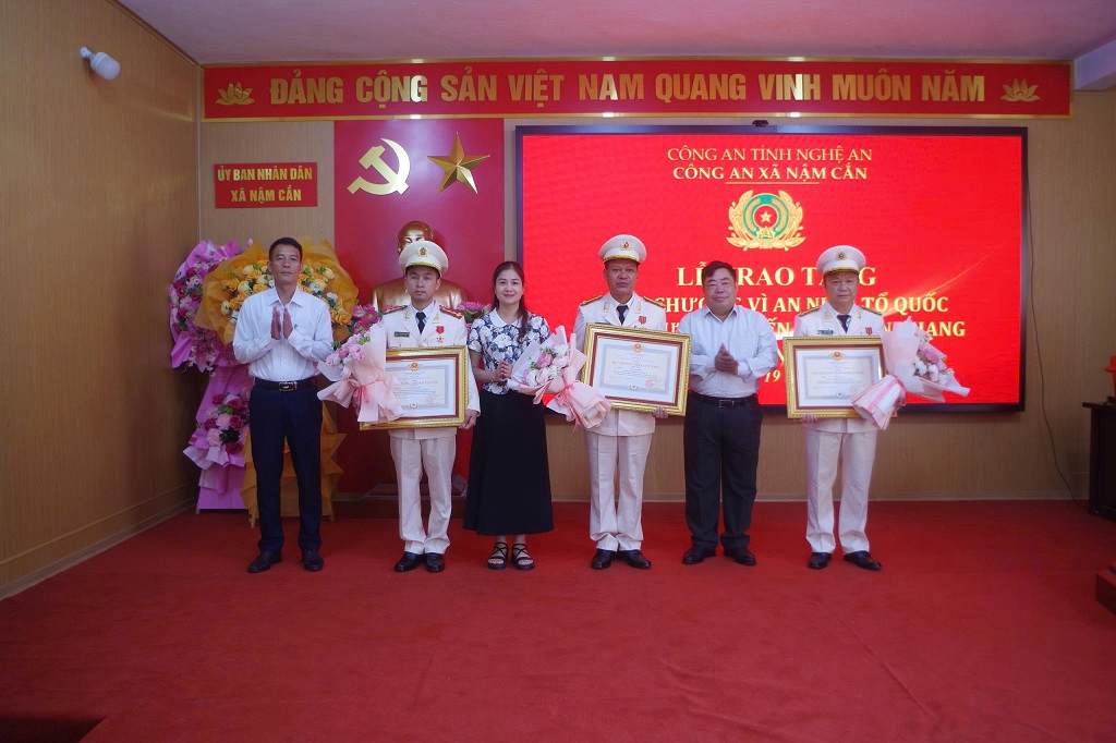 Công an xã Nậm Cắn tổ chức lễ trao tặng Huy chương Chiến sỹ vẻ vang