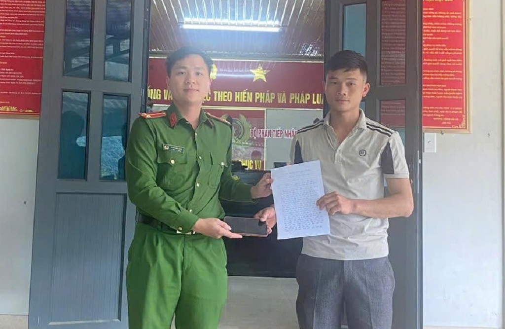 Công an xã Nậm Cắn trao trả tài sản bị đánh rơi cho người dân