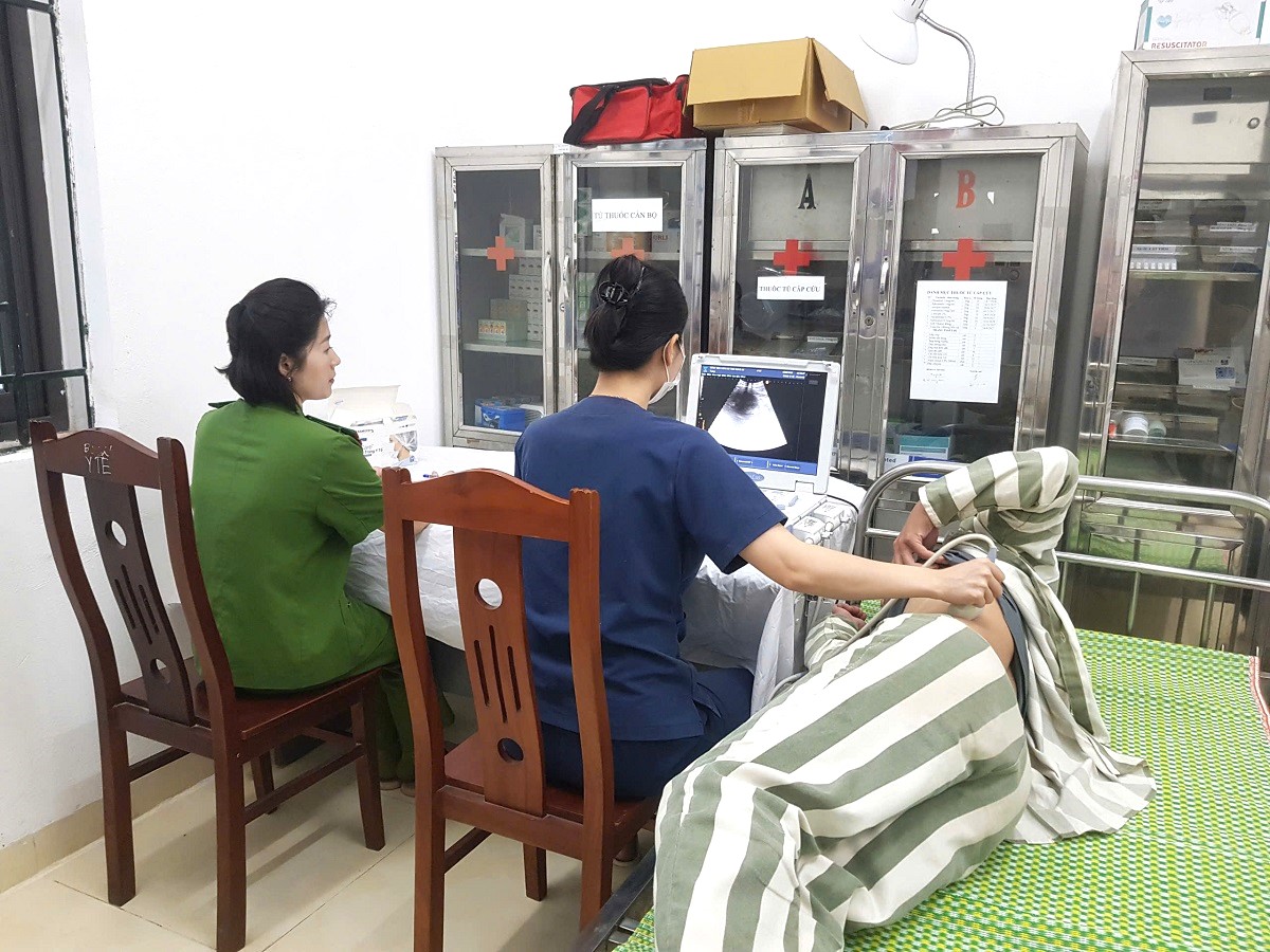 Phạm nhân được y, bác sỹ, nhân viên y tế của Bệnh viện Công an tỉnh khám sức khỏe tổng thể 