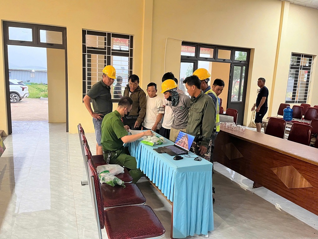 Công an xã Nam Đàn kiểm tra test nhanh ma túy đối với công nhân, người lao động