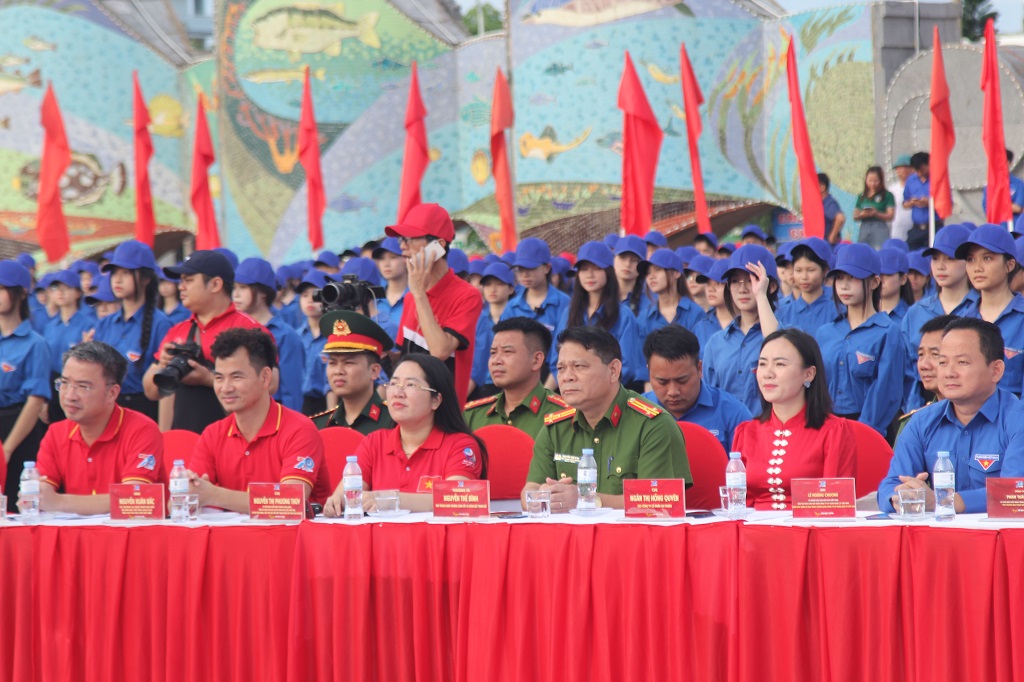 Đại biểu tham dự buổi lễ 